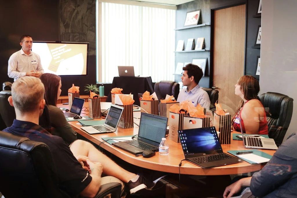 Revenue-Team analysiert Performance-Daten