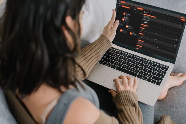 Panel ejecutivo que muestra eficiencia de costes y estado del sistema