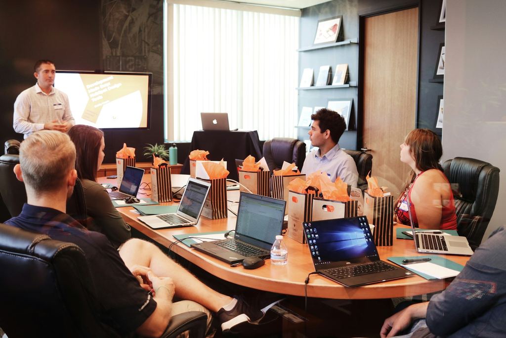 Team diskutiert Strategie im Konferenzraum